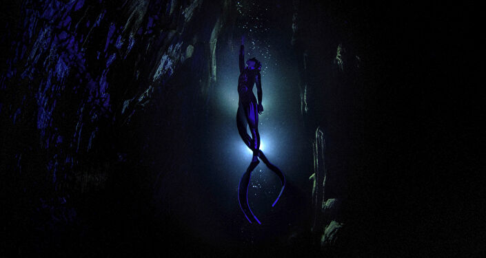 Yarışmanın Spor Tek Kare kategorisinin kazananı Türkiye'den fotoğrafçı Şebnem Coşkun'un 'Gilindire Mağarası. Tek nefeste' isimli çalışmasında dünya dalış rekortmeni Şahika Ercümen'in Mersin'deki Gilindire Mağarası'nda gerçekleştirdiği antrenman görüntülendi