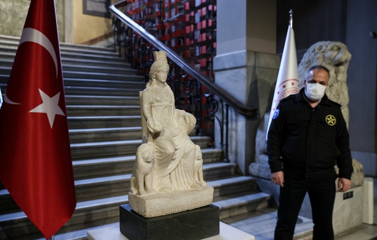 Bakan Ersoy, Kybele heykelinin yeni müzenin tamamlanmasından sonra Afyonkarahisar'a döneceği bilgisini paylaştı.