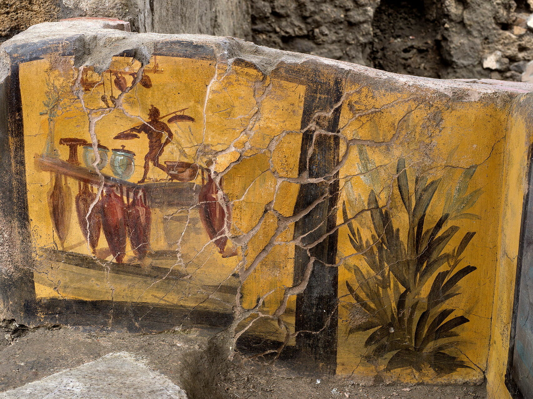 Fresklerle süslü tezgahta bulunan yemek kalıntıları, Pompeii'nin sıradan gündelik menüsünde çok çeşitli hayvansal ürünlerin yer aldığını gösteriyor.