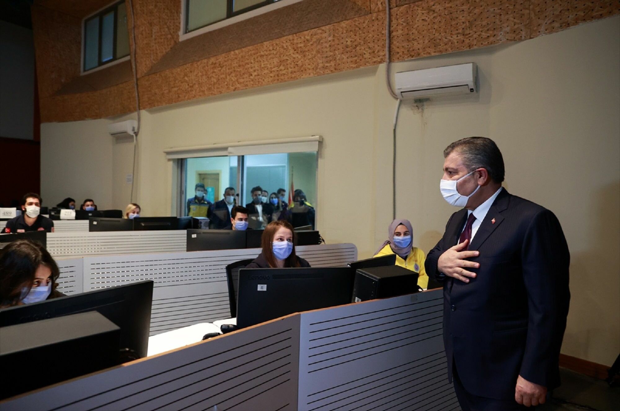 Sağlık Bakanı Fahrettin Koca, İstanbul’da Bakırköy 112 Komuta Kontrol Merkezi'ni ziyaret ederek merkezdeki görevli personellerin yeni yılını tebrik etti.