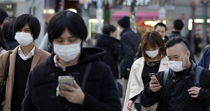 Koronavirüs önlemleri çerçevesinde maskeli yayalar, Tokyo, Japonya