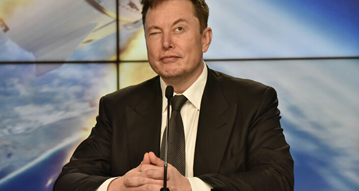 Elon Musk, SpaceX Crew Dragon deneme uçuşu için Kennedy Uzak Merkezi'nde basın toplantısı düzenlerken
