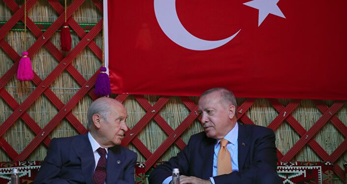 Cumhurbaşkanı Recep Tayyip Erdoğan, MHP Genel Başkanı Devlet Bahçeli ile birlikte Ahlat'taki etkinlik alanında düzenlenen Malazgirt Zaferi'ni canlandırma etkinliğiyle okçuluk, kökbörü ve atalı okçuluk gösterilerini izledi.