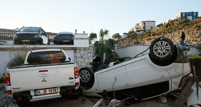 İzmir Çeşme'de dün akşam meydana gelen hortum felaketinin etkileri