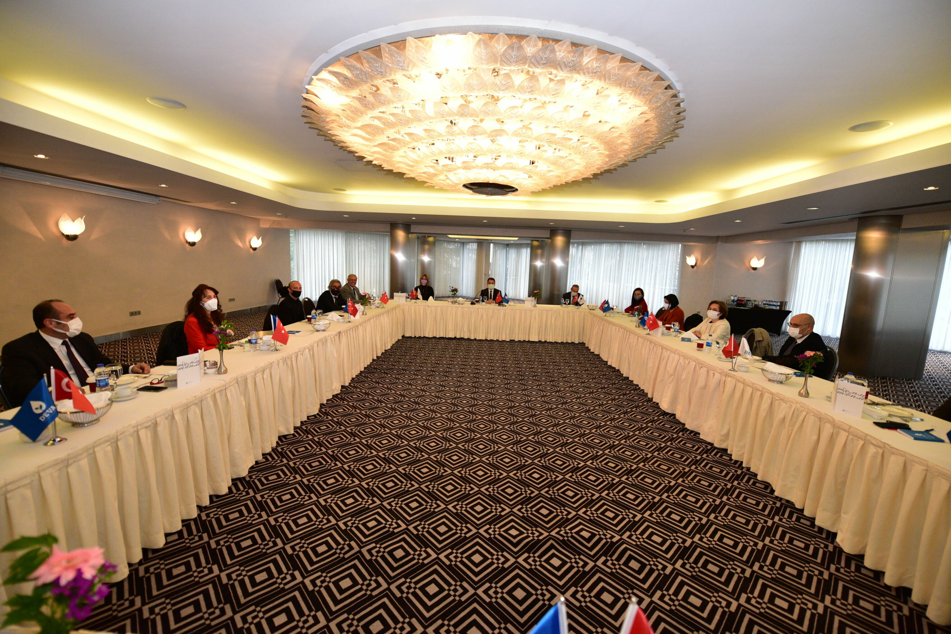 Demokrasi ve Atılım (DEVA) Partisi Genel Başkanı Ali Babacan, partisinin birinci kuruluş yıldönümünde Ankara’da yazılı basın temsilcileriyle bir araya geldi. 10 Mart’taki buluşma Bilkent Otel’de gerçekleşti.