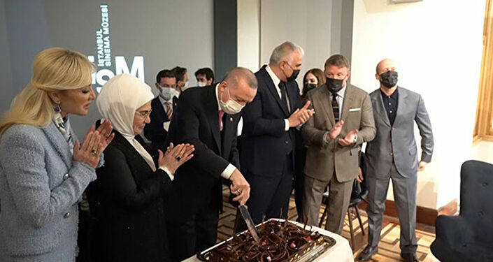 Cumhurbaşkanı Erdoğan'a Atlas 1948 Sinema Müzesi açılışında doğum günü pastası sürprizi