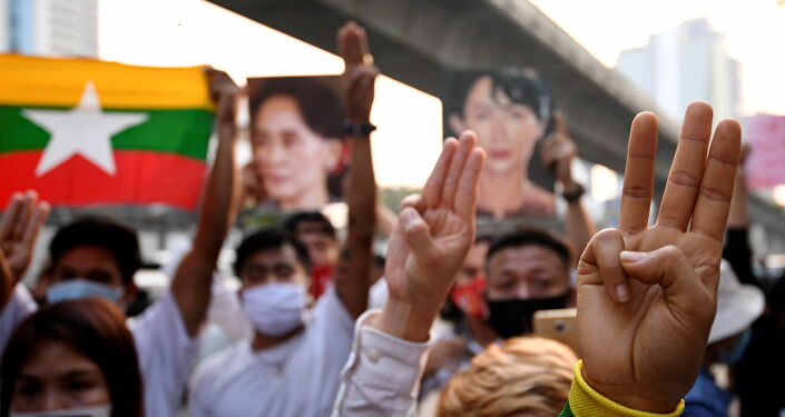 Tayland'daki Myanmar büyükelçiliği önünde askeri darbe karşıtı protesto