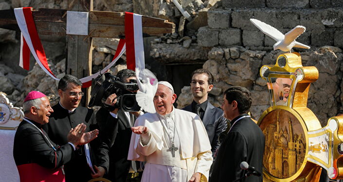 Papa Francis, eski şehirdeki kilise meydanında Musul'un tüm savaş kurbanları için dua etti ve barış güvercini havalandırdı. 