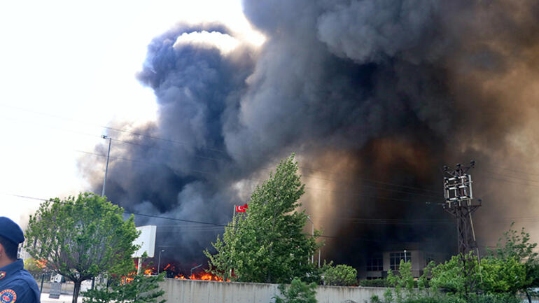Osmaniyede geri dönüşüm fabrikasında yangın paniği