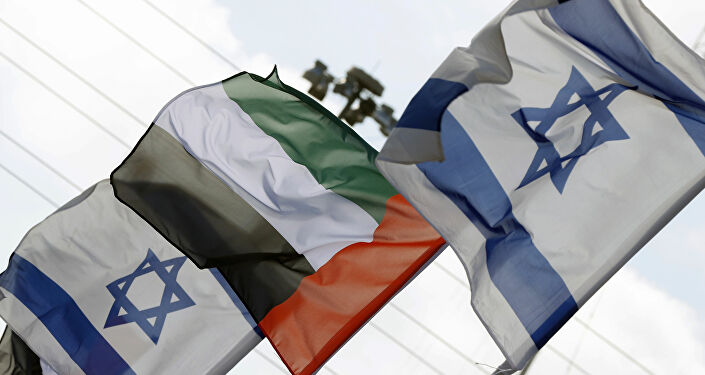 İsrail'in Netanya şehrinde Birleşik Arap Emirlikleri (BAE) ve İsrail bayrakları