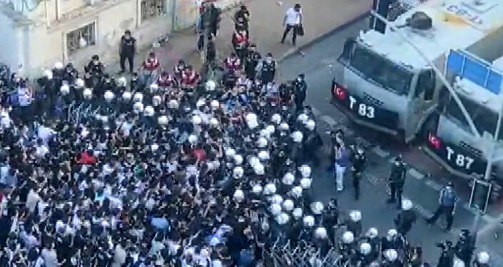 Stada yürümek isteyen Beşiktaş taraftarına polis müdahalesi