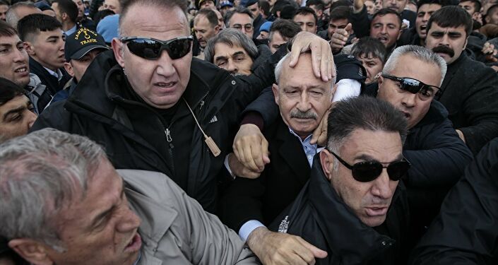 CHP Genel Başkanı Kılıçdaroğlu, Ankara'nın Çubuk ilçesinde şehit sözleşmeli piyade er Yener Kırıkcı'nın cenaze namazında bir grubun linç girişimine uğradı.