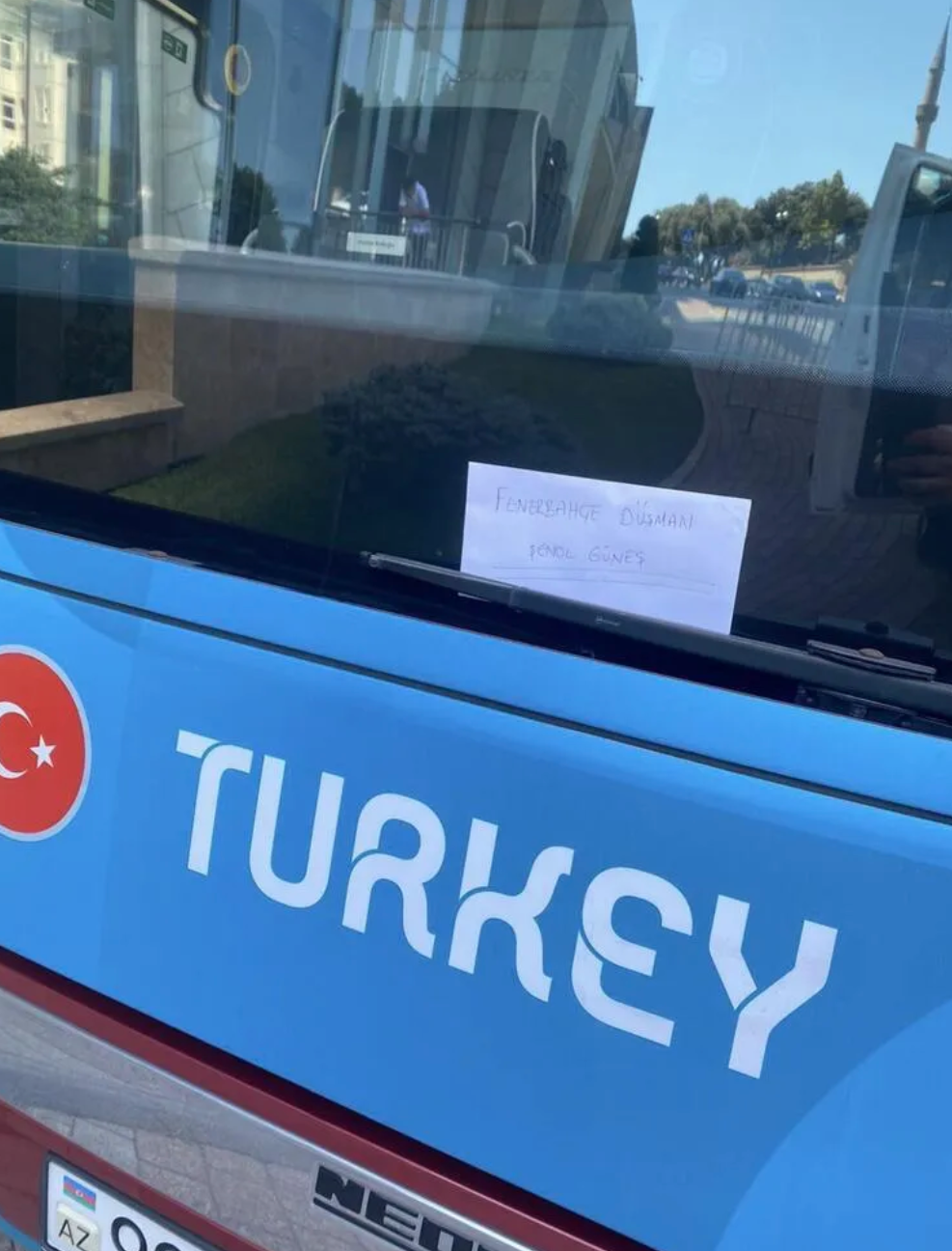 Otobüsün ön camına konulan kağıtta Fenerbahçe düşmanı Şenol Güneş yazdığı görüldü.