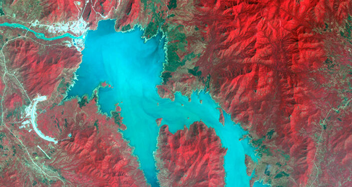 Mavi Nil Nehri üzerinde Sudan sınırı yakınında Etiyopya'nın su toplayan Rönesans (Hedasi) Barajı'nın uydu görüntüsü