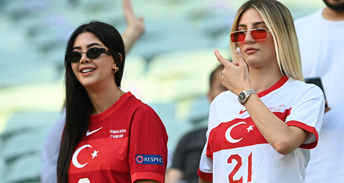 Türk Milli Takımını desteklemek için Bakü'ye gelen kadın taraftarlar