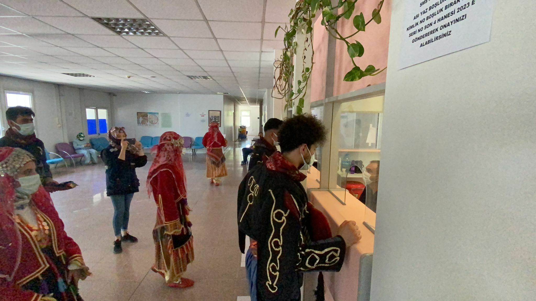 Afyonkarahisar'ın Bolvadin ilçesinde halk oyunları ekibi, yöresel kıyafetlerini giyerek hastaneye aşı olmaya geldiler. Halk oyunları ekibi bir yandan aşılarını yaptırırken bir yandan da vatandaşları aşı olmaya davet etti.