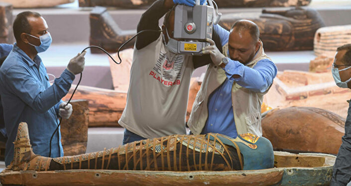 Mısır'ın en eski antik başkenti Memphis'in Sakkara nekropolünde bulunan 2500 yıldan daha eski 100'den fazla lahitten çıkan mumyayı röntgen cihazıyla inceleyen arkeologlar