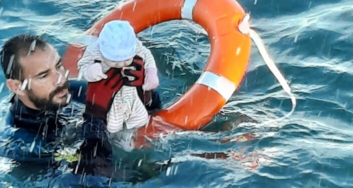 İspanya'nın Kuzey Afrika'daki toprağı Ceuta'daki göçmen krizinde Akdeniz'de birkaç aylık bebeği sudan çıkaran İspanya jandarması dalgıcı Juan Francisco Valle