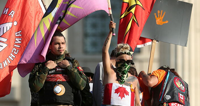 1 Temmuz Kanada Günü'nün yerli çocuk mezarlarının gölgesinde kutlanmasında ısrar edilince, Winnipeg kentindeki Manitoba eyaleti parlamento binası önünde Kraliçe Victoria heykelini yıkıp kaidesine çıkan protestocular