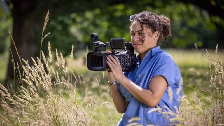 Video Kamera ve Fotoğraf Makinesi: Anıları Yakalamanın İki Yüzü