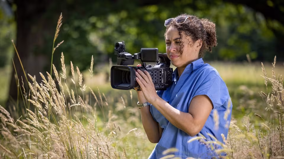 Video Kamera ve Fotoğraf Makinesi: Anıları Yakalamanın İki Yüzü